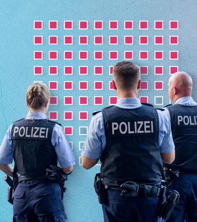 Polizisten vor einer Grafik