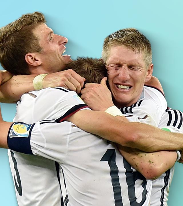 DFB-Spieler Thomas Müller, Bastian Schweinsteiger und Philipp Lahm bejubeln den WM-Sieg 2014