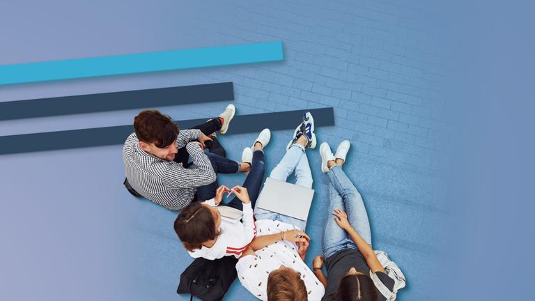 Das Bild zeigt Studierende und Balken einer Grafik