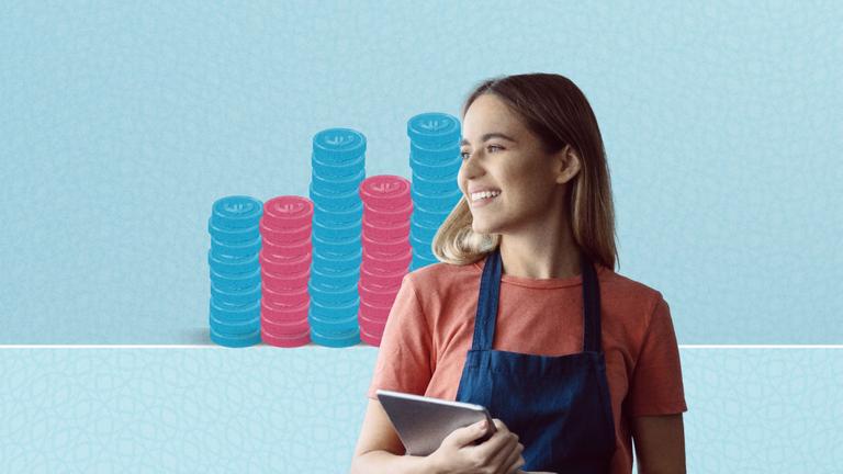 Eine junge Frau ist vor Münzstapeln zu sehen - Symbolbild zum Mindestlohn