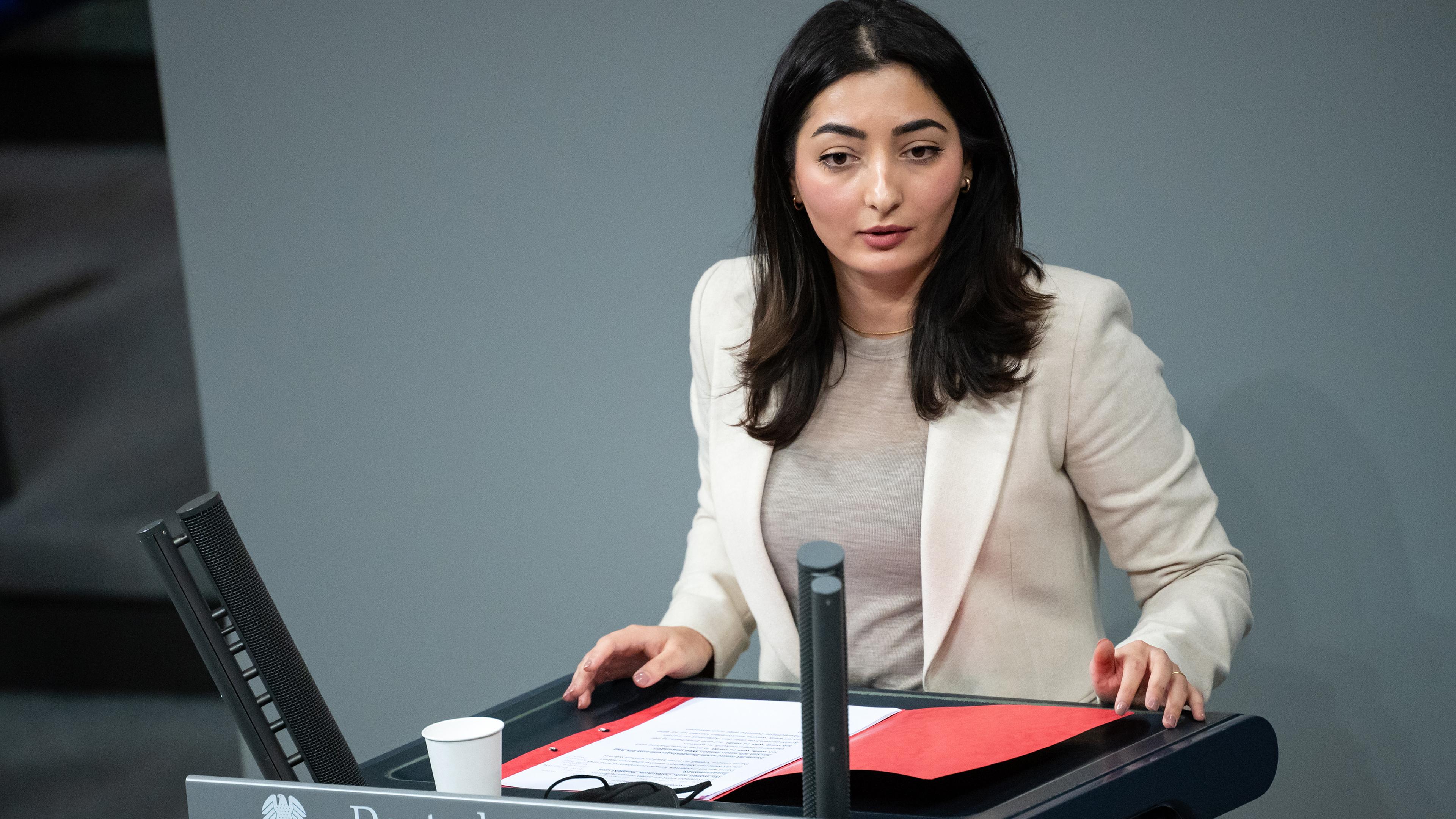 Reem Alabali-Radovan spricht im Bundestag