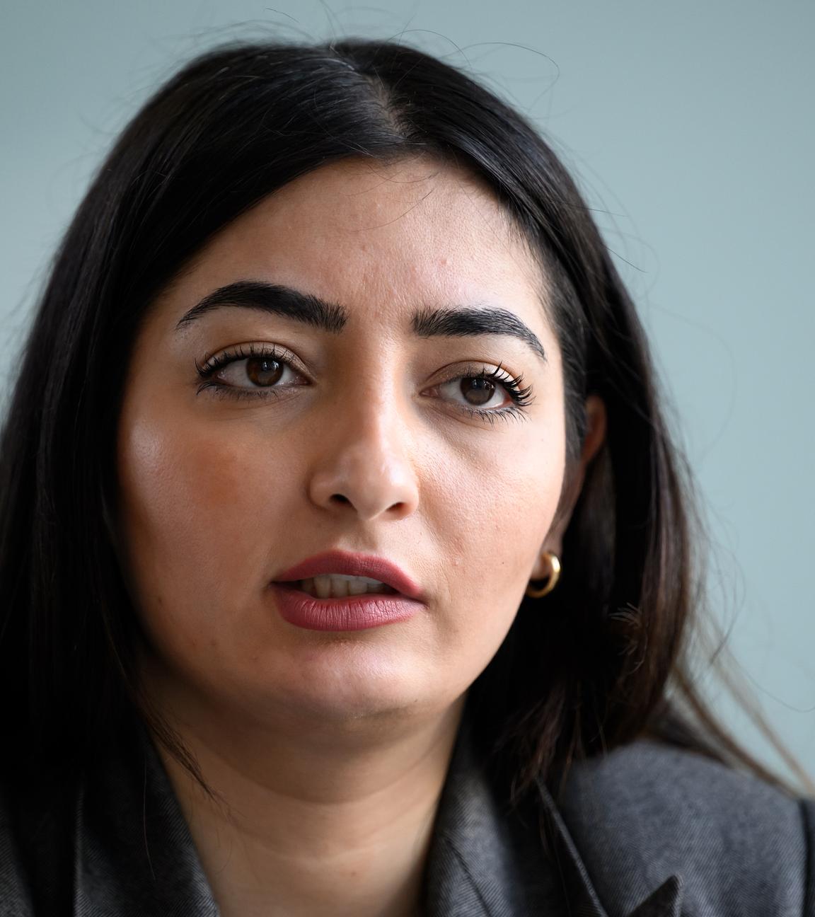 Reem Alabali-Radovan bei einem Interview in ihrem Büro.