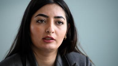 Reem Alabali-Radovan bei einem Interview in ihrem Büro.