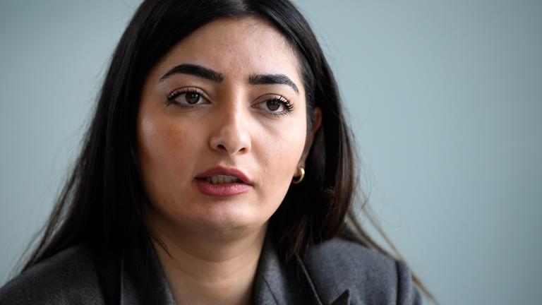 Reem Alabali-Radovan bei einem Interview in ihrem Büro.