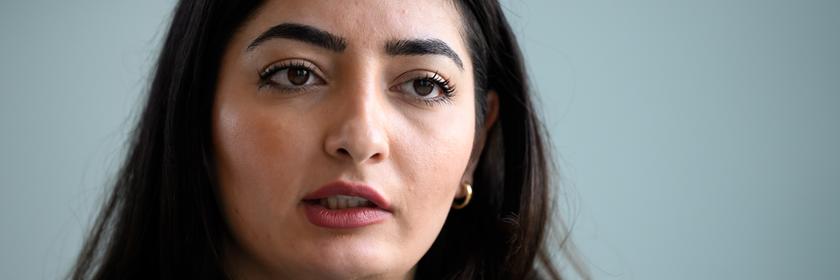 Reem Alabali-Radovan bei einem Interview in ihrem Büro.