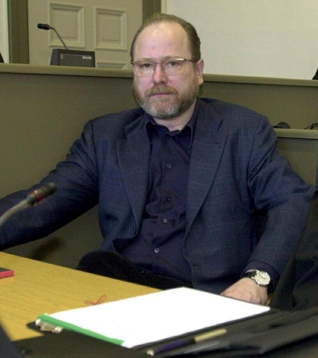 Jan Philipp Reemtsma sitzt in einem Gerichtssaal.