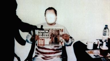Jan Philipp Reemtsma sitzt auf einem Stuhl und hält die Ausgabe der Bild-Zeitung vom 26. März 1996 in die Kamera.