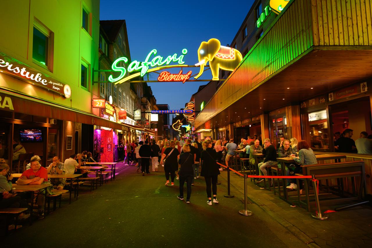 Große Freiheit im Rotlichtviertel nahe der Reeperbahn bei Nacht am 16.06.2023.