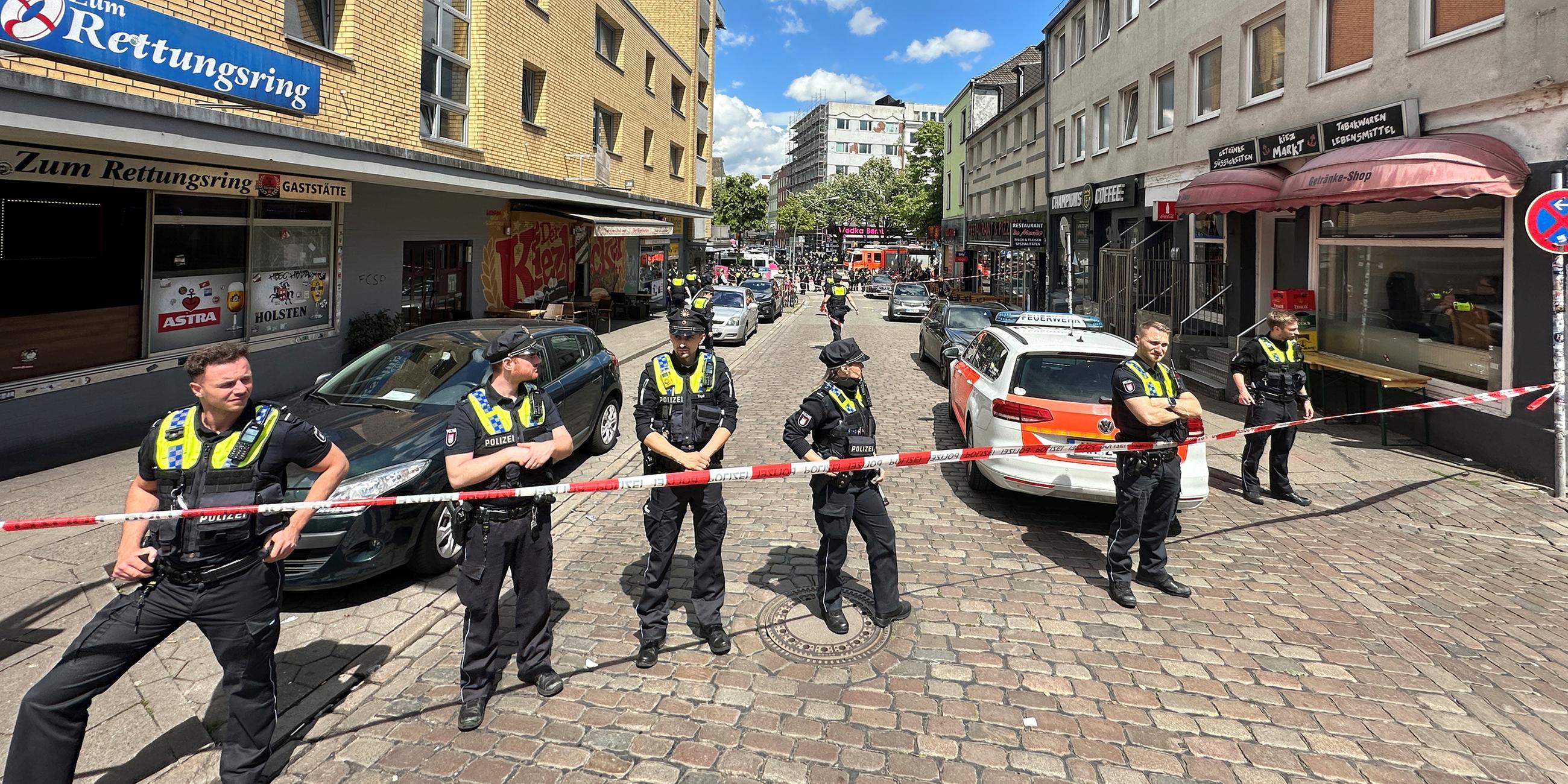 Polizei sperrt Bereich nahe der Reeperbahn ab