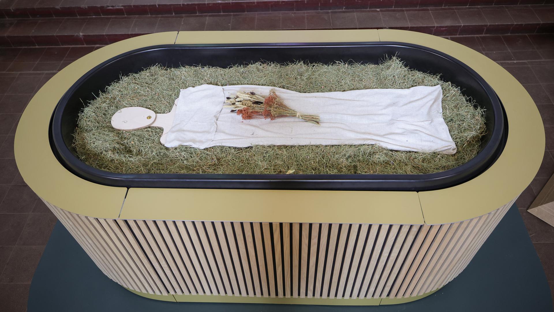 Zu sehen ist ein sogenannter Kokon, welcher für eine neue Art der Bestattung, die Reerdigung, verwendet wird.