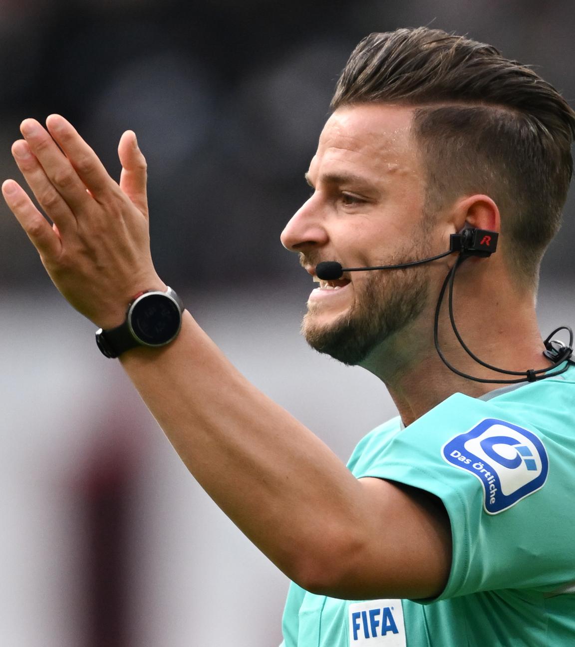 Fußball-Bundesliga, Eintracht Frankfurt - VfL Wolfsburg: Schiedsrichter Daniel Schlager trägt eine so genannte RefCam am Ohr. Die kleine Spezialkamera ist am Headset des Schiedsrichters befestigt und filmt das Spiel aus seiner Perspektive.