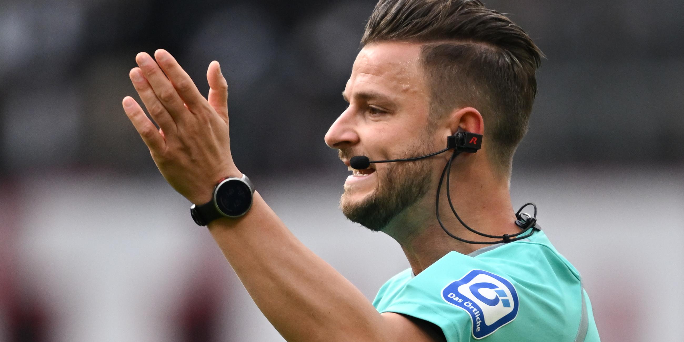 Fußball-Bundesliga, Eintracht Frankfurt - VfL Wolfsburg: Schiedsrichter Daniel Schlager trägt eine so genannte RefCam am Ohr. Die kleine Spezialkamera ist am Headset des Schiedsrichters befestigt und filmt das Spiel aus seiner Perspektive.