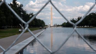 Der Reflecting Pool des Lincoln Memorials in Washington, D.C. ist am 26. Juni 2026 (Ortszeit) von einem Zaun umgeben.