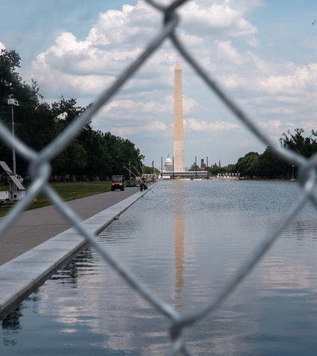 Der Reflecting Pool des Lincoln Memorials in Washington, D.C. ist am 26. Juni 2026 (Ortszeit) von einem Zaun umgeben.
