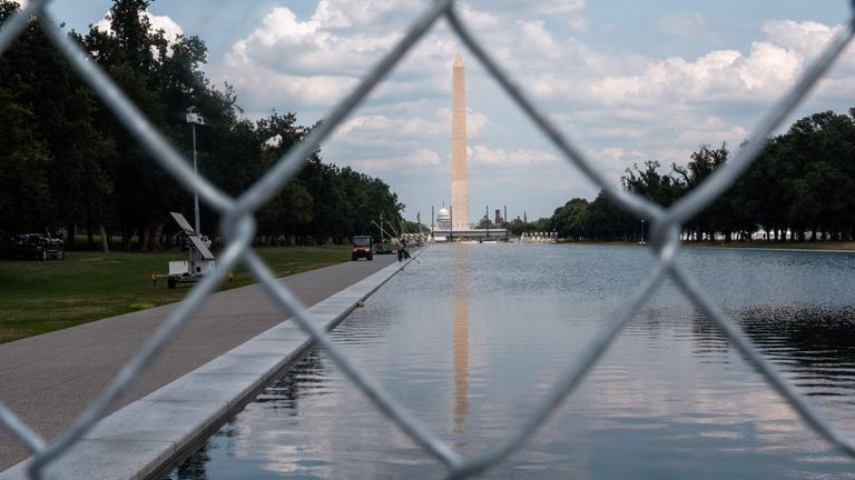 Der Reflecting Pool des Lincoln Memorials in Washington, D.C. ist am 26. Juni 2026 (Ortszeit) von einem Zaun umgeben.