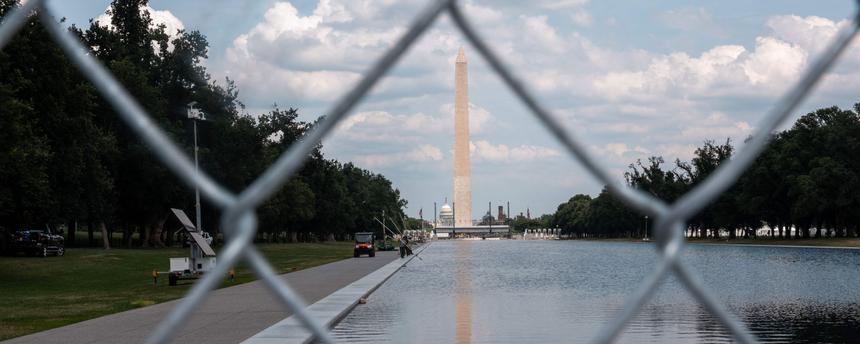 Der Reflecting Pool des Lincoln Memorials in Washington, D.C. ist am 26. Juni 2026 (Ortszeit) von einem Zaun umgeben.
