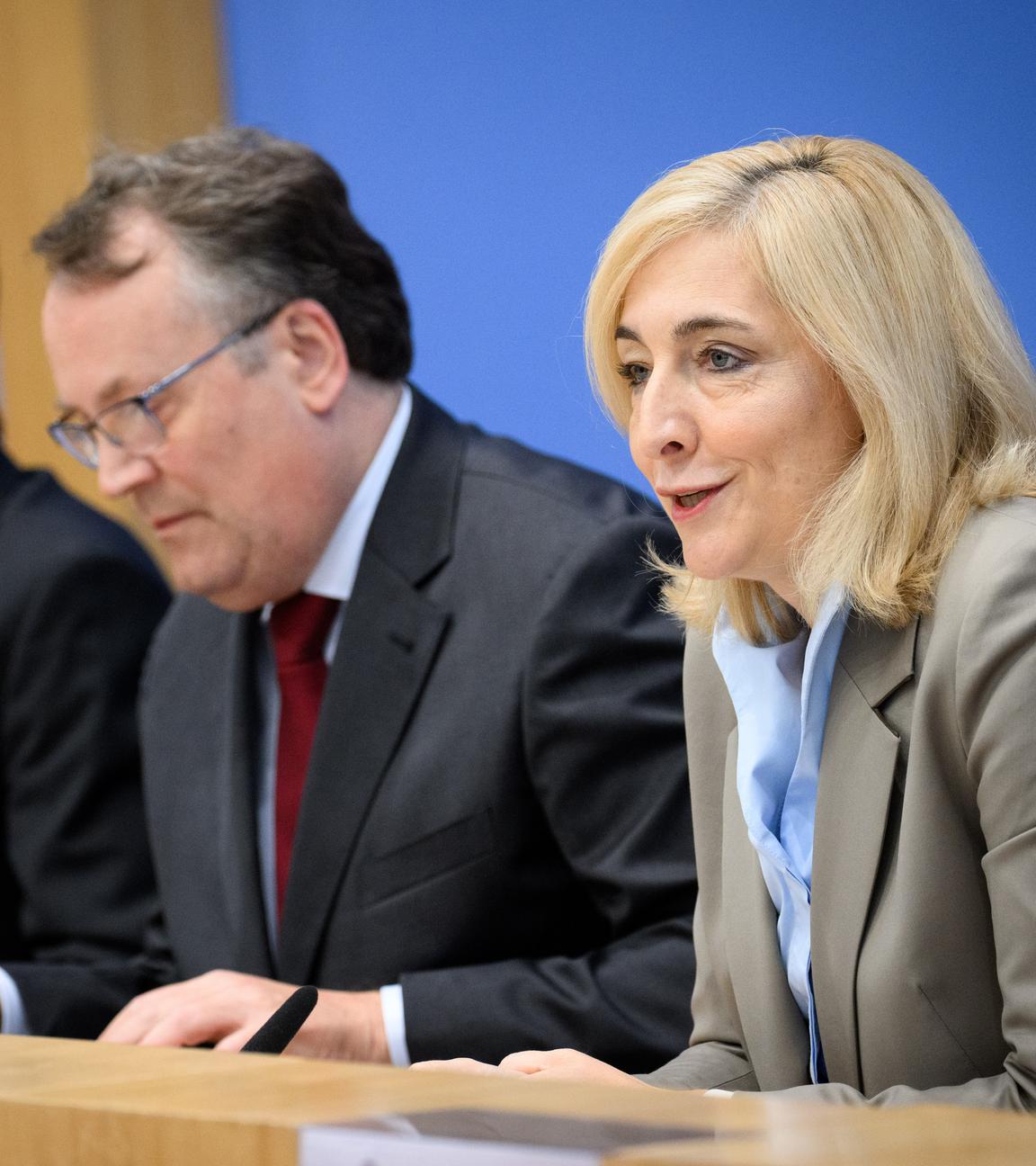 Bundesgesundheitsministerin Warken will mit einer Reform dem Milliardendefizit der gesetzlichen Krankenversicherung entgegenwirken. Die Kommission präsentierte heute ihre Vorschläge.