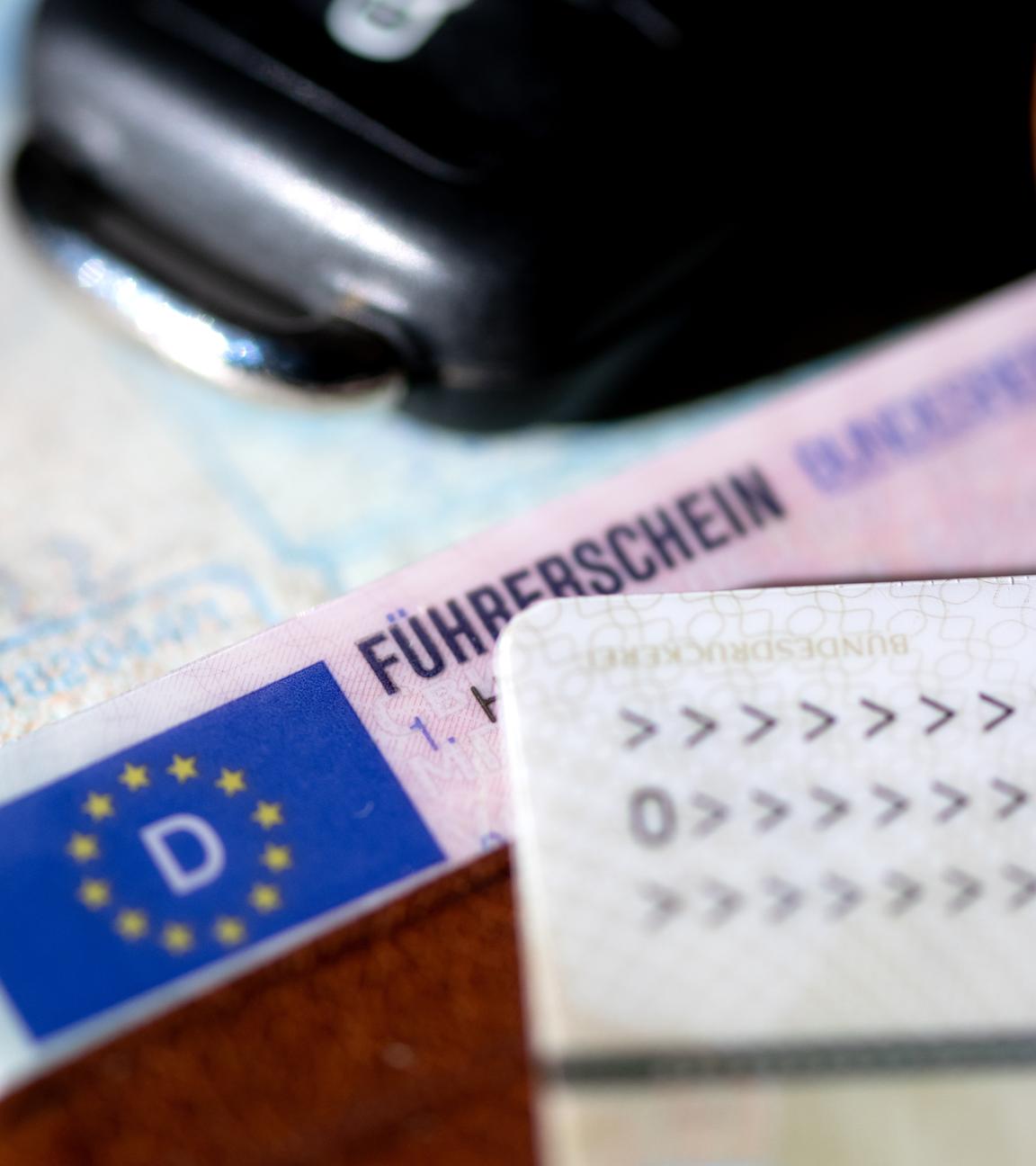 Es ist ein Geldbeutel zu sehen, in dem ein Führerschein zu erkennen ist