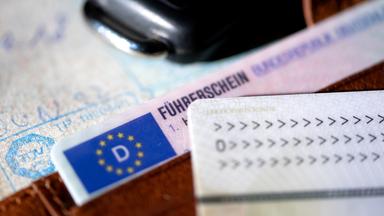 Es ist ein Geldbeutel zu sehen, in dem ein Führerschein zu erkennen ist