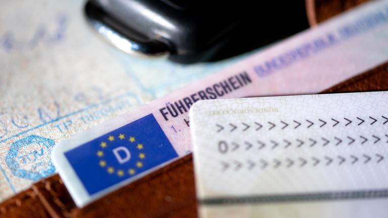 Es ist ein Geldbeutel zu sehen, in dem ein Führerschein zu erkennen ist