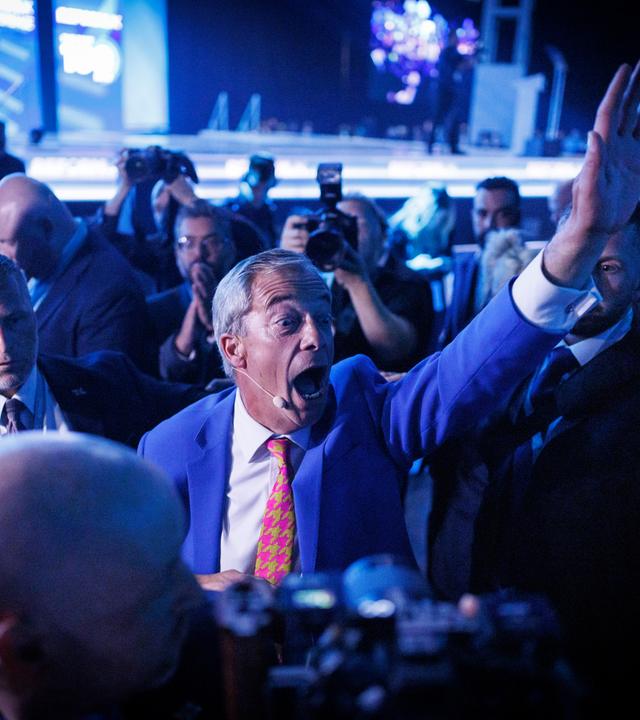Der Vorsitzende von Reform UK, Nigel Farage, winkt den Anwesenden zu, bevor er am zweiten Tag des Parteitags von Reform UK im NEC in Birmingham (Großbritannien) am 4. September 2026 seine Grundsatzrede hält.