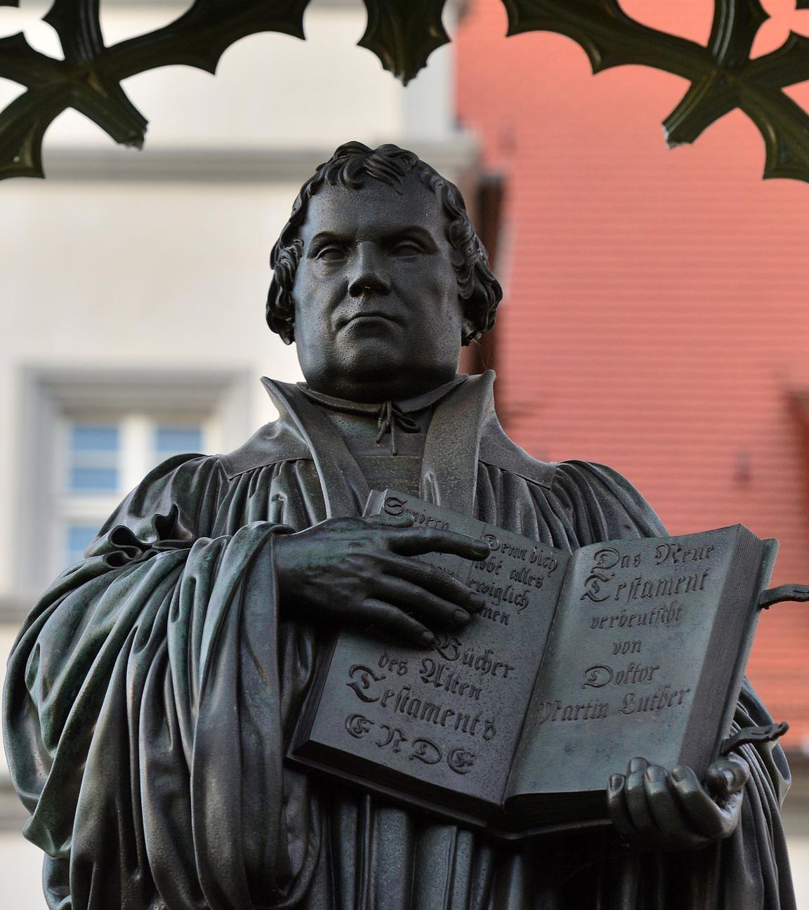 Ein Denkmal auf dem Marktplatz von Wittenberg (Sachsen-Anhalt) erinnert am 28.10.2013 an den Reformator Martin Luther.
