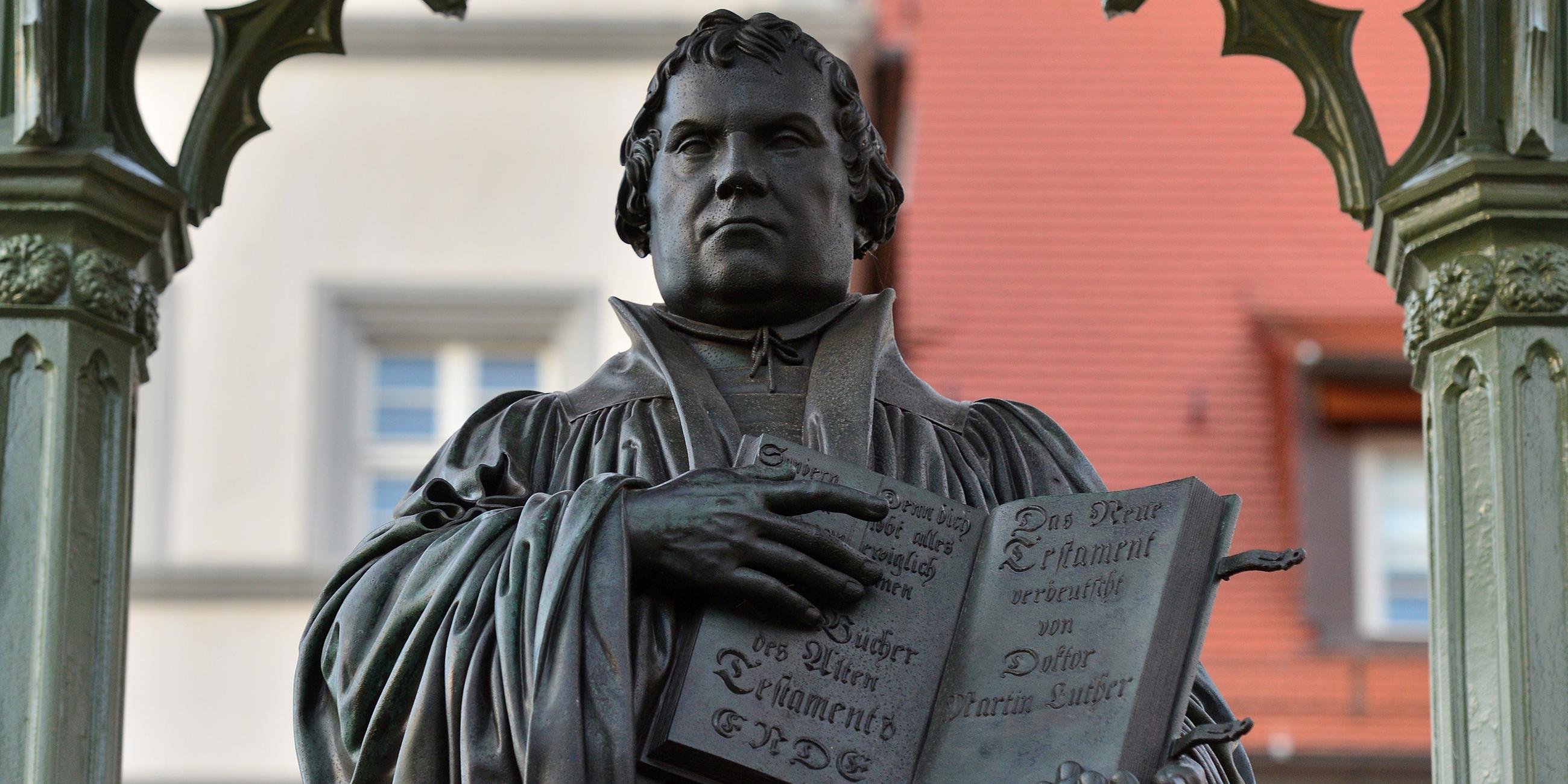 Ein Denkmal auf dem Marktplatz von Wittenberg (Sachsen-Anhalt) erinnert am 28.10.2013 an den Reformator Martin Luther.