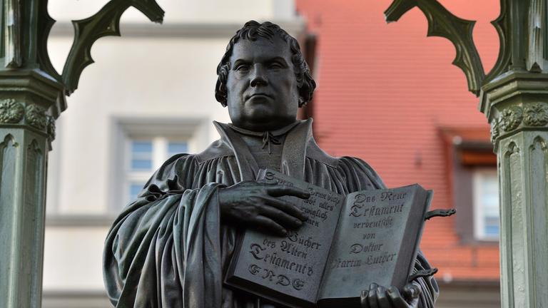 Ein Denkmal auf dem Marktplatz von Wittenberg (Sachsen-Anhalt) erinnert am 28.10.2013 an den Reformator Martin Luther.