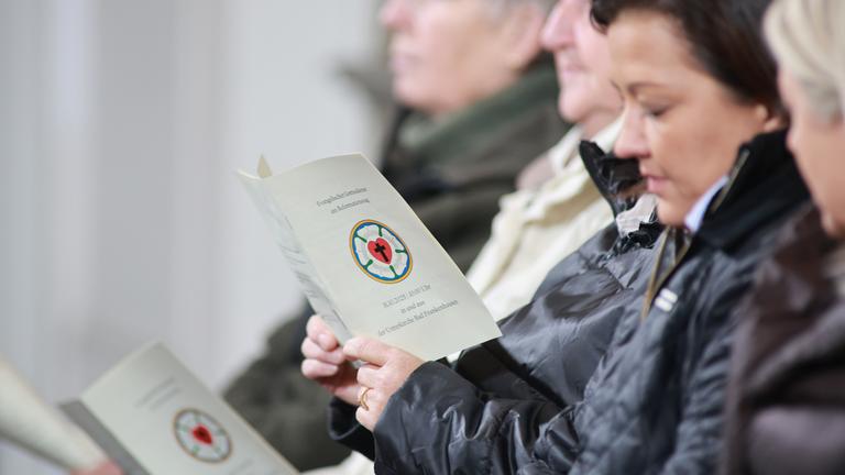 Besucher nehmen an einem Gottesdienst in der Unterkirche in Bad Frankenhausen teil.