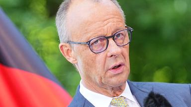 Bundeskanzler Friedrich Merz (CDU) spricht im Garten des Kanzleramtes auf einer Pressekonferenz nach der Sitzung des Koalitionsausschusses.