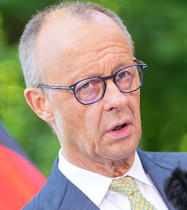 Bundeskanzler Friedrich Merz (CDU) spricht im Garten des Kanzleramtes auf einer Pressekonferenz nach der Sitzung des Koalitionsausschusses.