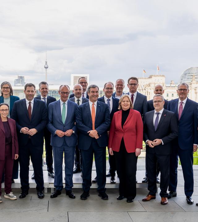 10.06.2026, Berlin: Frank Werneke, Bundesvorsitzender der Vereinten Dienstleistungsgewerkschaft ver.di, Thorsten Frei (CDU), Bundeskanzleramtschef, Christiane Benner, Erste Vorsitzende der IG Metall, Yasmin Fahimi, Vorsitzende des Deutschen Gewerkschaftsbundes, Lars Klingbeil (SPD), Vizekanzler und Bundesfinanzminister, Bärbel Bas (SPD), Bundesarbeits- und Sozialministerin, Friedrich Merz (CDU), Bundeskanzler, Alexander Hoffmann (CSU), Vorsitzender der CSU-Landesgruppe im Bundestag, Markus Söder (CSU), CSU-Vorsitzender, Matthias Miersch (SPD), Vorsitzender der SPD-Franktion im Bundestag, Carsten Linnemann (CDU), CDU-Generalsekretär, Alexander Dobrindt (CSU), Bundesinnenminister, Jörg Dittrich, Präsident des Zentralverbandes des Deutschen Handwerks, und andere Teilnehmer der Beratungen stehen während der Beratungen des Koalitionsausschusses der Bundesregierung mit Vertretern von Gewerkschaften und Arbeitgebern auf dem Balkon des Kanzleramtes zu einem Gruppenfoto zusammen.