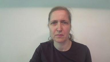 Wirtschaftsprofessorin Nadine Riedel per Videocall dazugeschaltet.