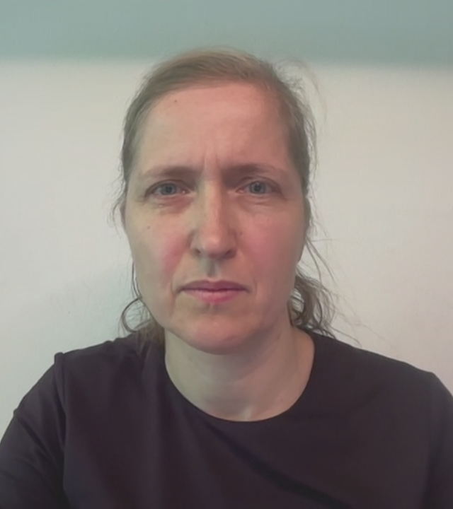 Wirtschaftsprofessorin Nadine Riedel per Videocall dazugeschaltet.