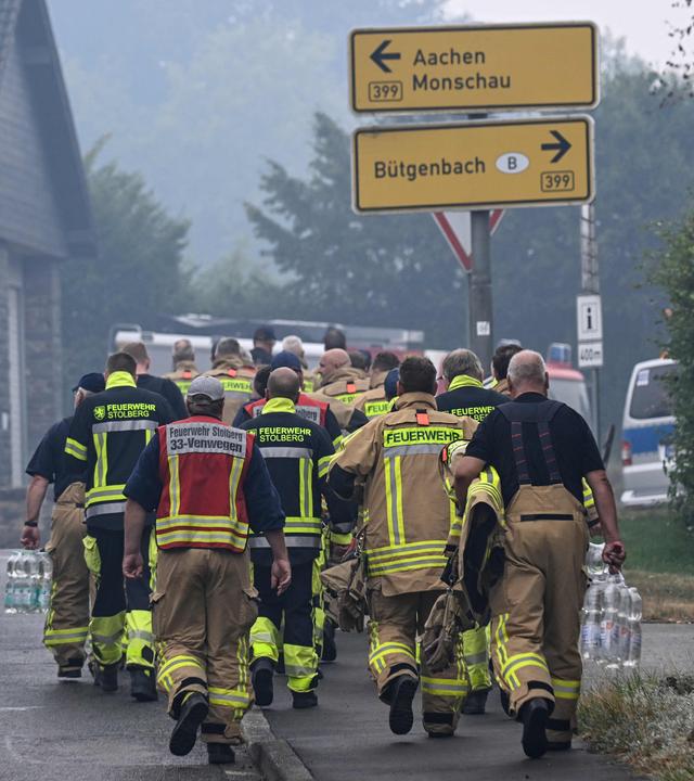 Feuerwehrleute bereiten am 17. August 2026 in Kalterherberg ihren Einsatz vor, während ein Waldbrand im belgischen Naturschutzgebiet Hohes Venn das angrenzende deutsche Gebiet bedroht.