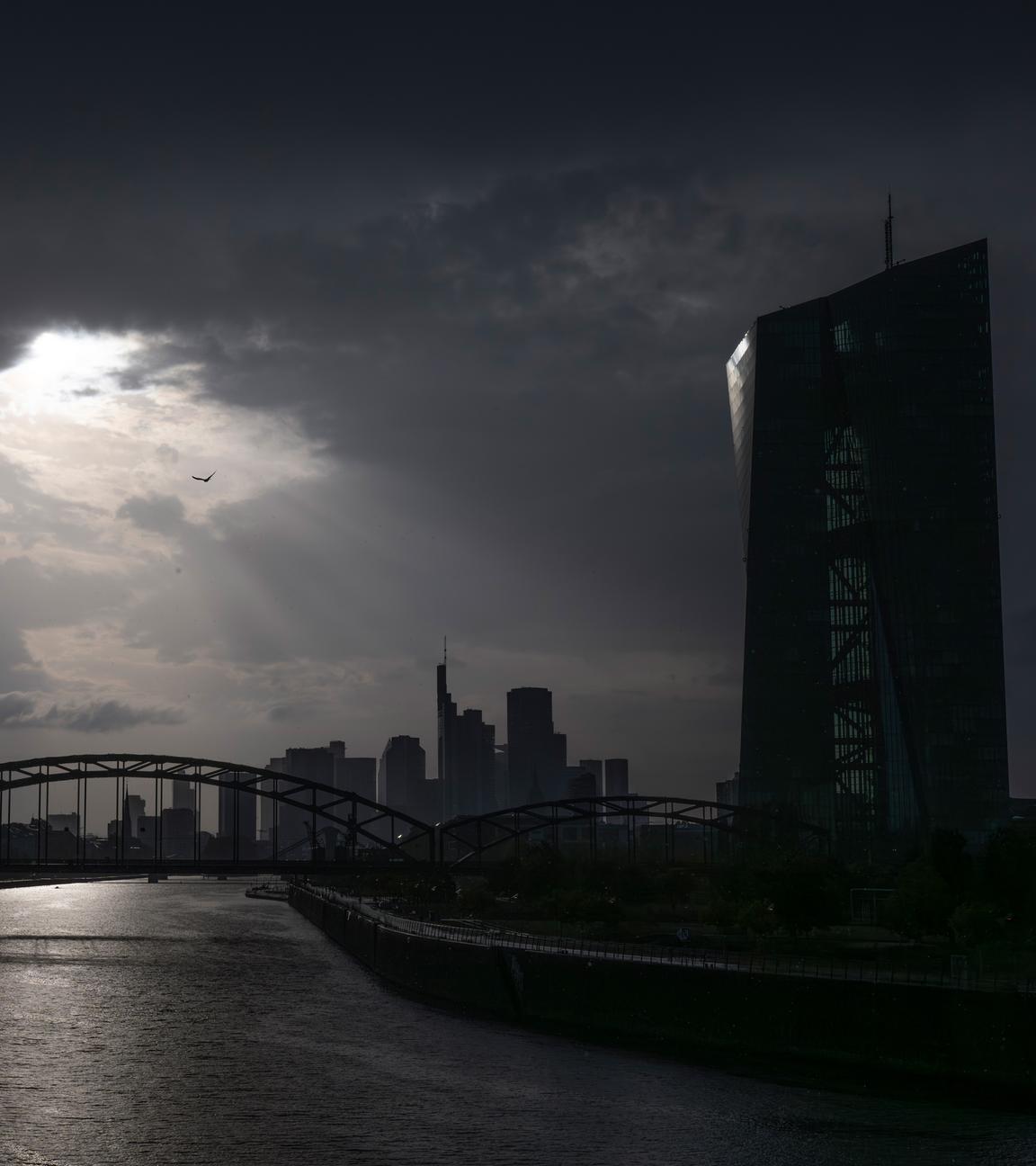 Regen über Frankfurt, dunkle Panoramaaufnahme der Stadt