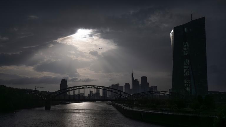 Regen über Frankfurt, dunkle Panoramaaufnahme der Stadt