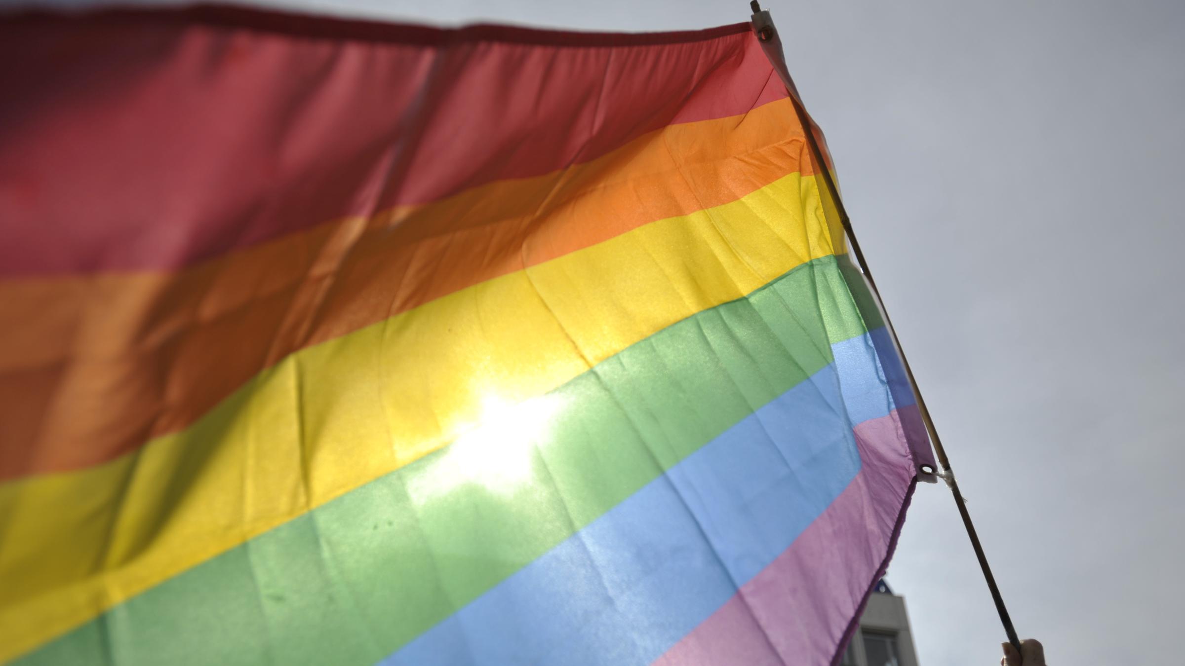 Berlin: Eine Regenbogenfahne weht vor der russischen Botschaft bei einer Solidaritätskundgebung gegen die Verhaftung homosexueller Aktivisten aus St. Petersburg.