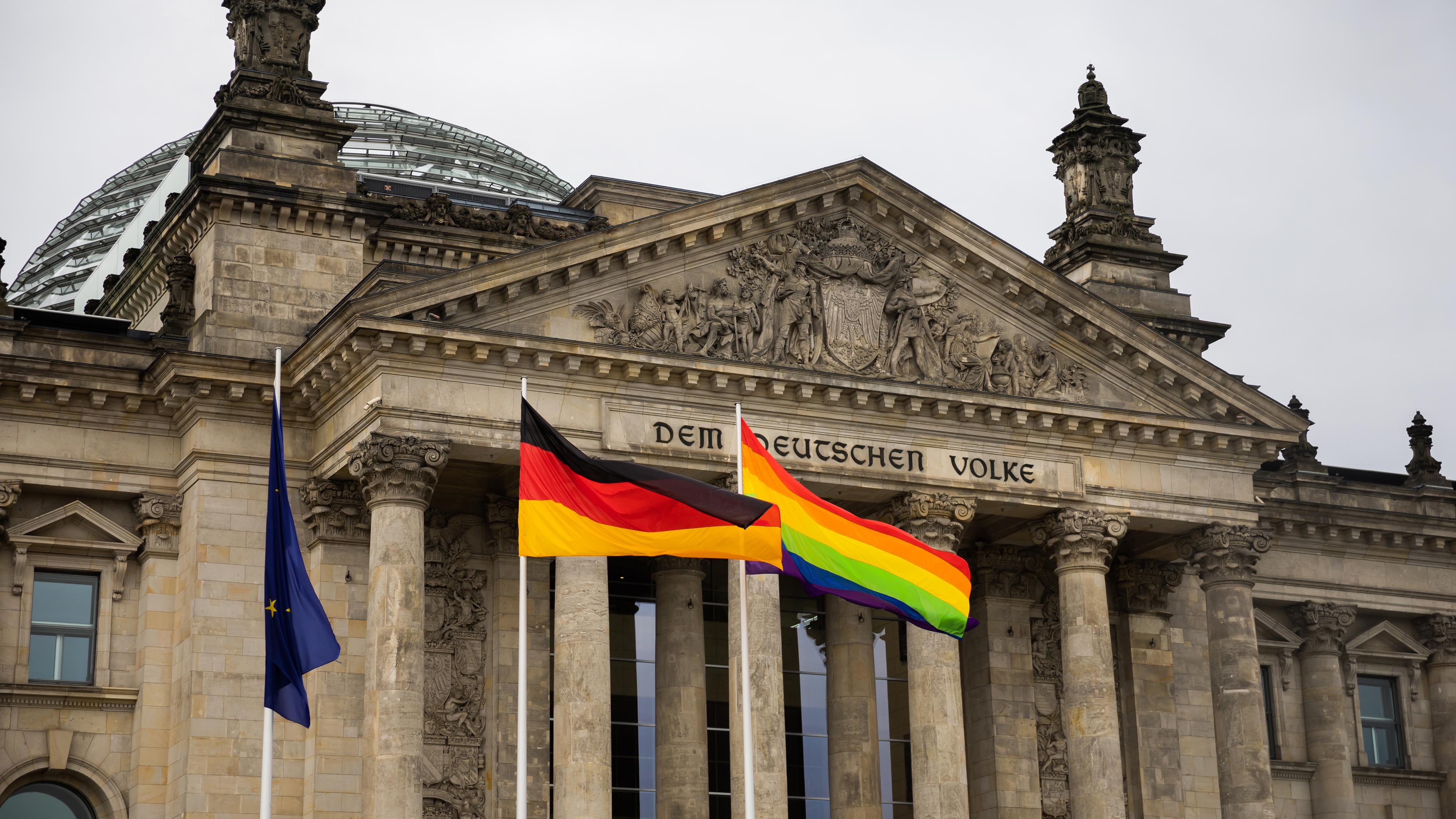 Regenbogenflagge am Reichstag zum Berliner CSD 2022 