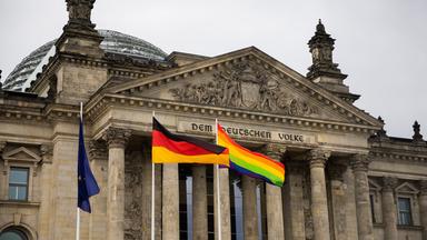 Regenbogenflagge am Reichstag zum Berliner CSD 2022 