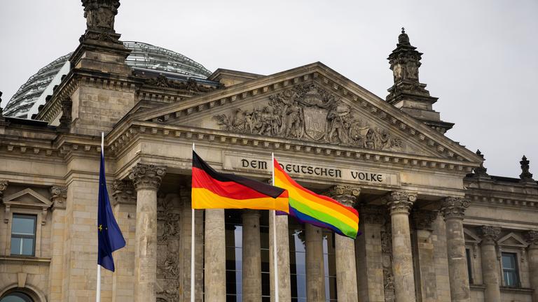 Regenbogenflagge am Reichstag zum Berliner CSD 2022 