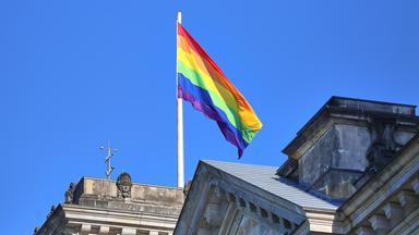 Eine Regenbogenflagge ist am 17.05.2026 auf dem Reichstagsgebäude zu sehen. 