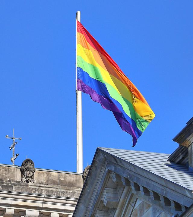 Eine Regenbogenflagge ist am 17.05.2026 auf dem Reichstagsgebäude zu sehen. 