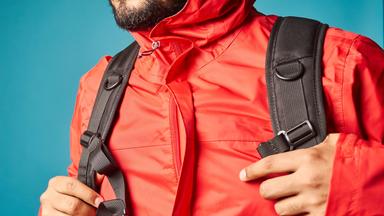 Mann mit roter Regenjacke