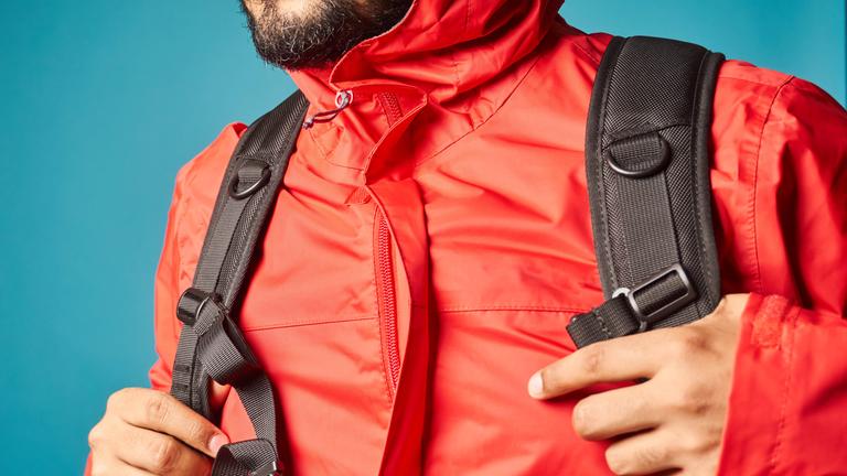 Mann mit roter Regenjacke