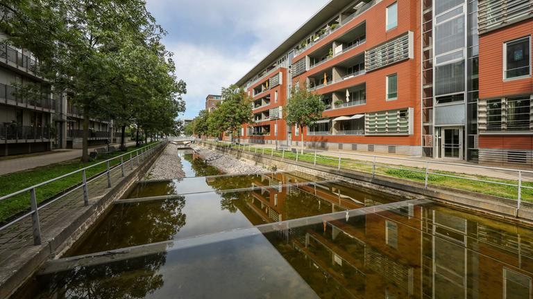 Moderne Wohnhäuser an der Speichergracht am Innenhafen Duisburg. Das künstliche Gewässer dient dem Abfluss des Niederschlagwassers von Dächern und Grundstücken in das Becken des Innenhafens und ist somit auch Teil der ökologischen Gesamtkonzeption des Innenhafens.