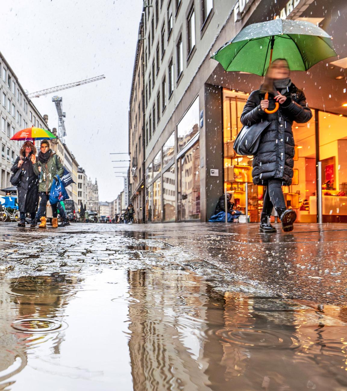 Münchnerinnen und Münchner beim Einkaufen in der Fußgängerzone in München am 28. Januar 2025.
