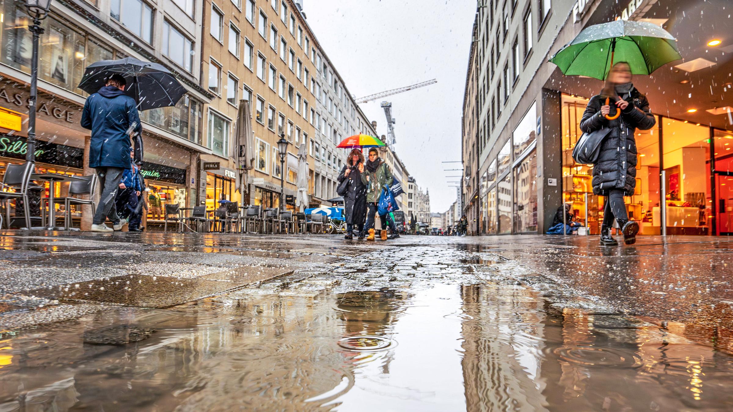 Münchnerinnen und Münchner beim Einkaufen in der Fußgängerzone in München am 28. Januar 2025.