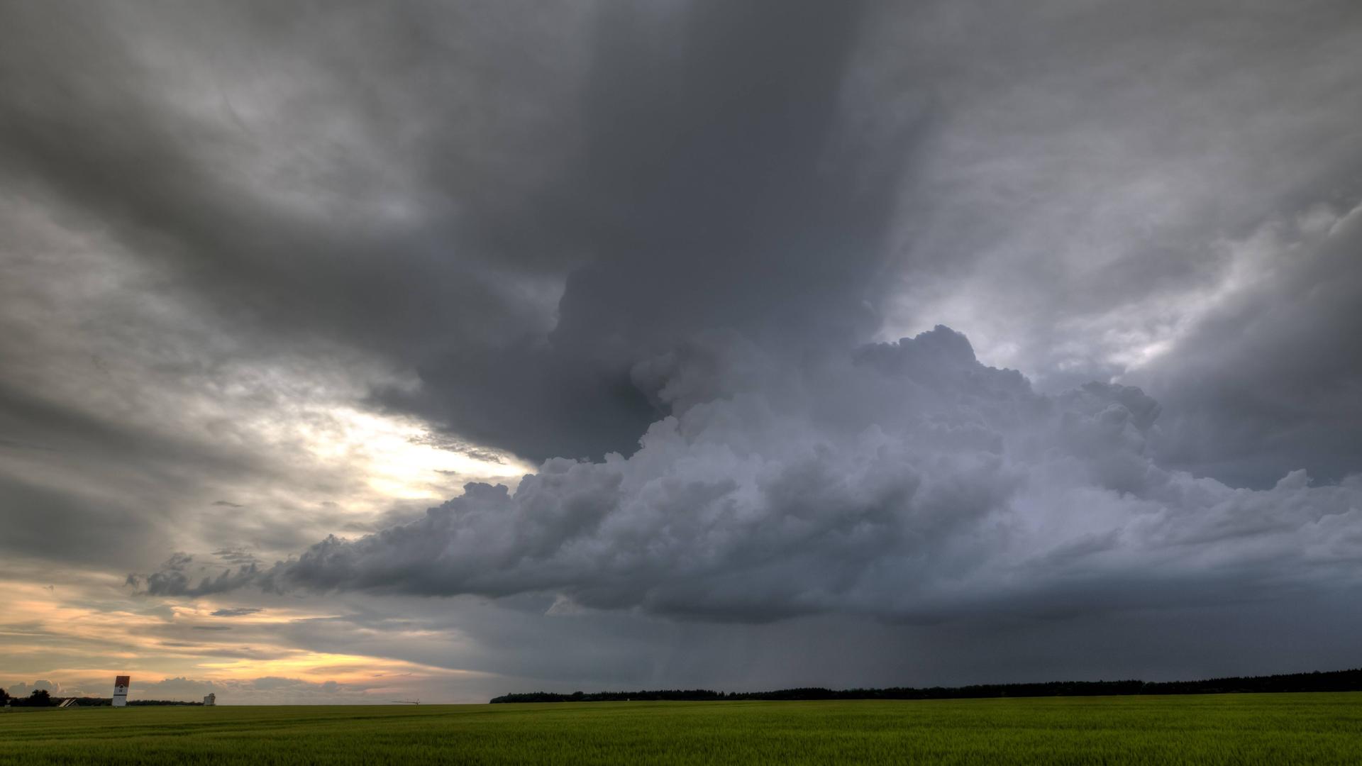 Gewitterstimmung über einem Feld