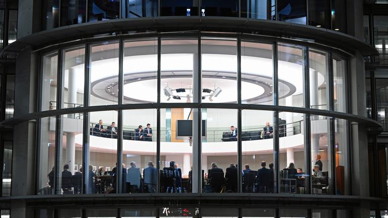 Der Sitzungsraum des Haushaltsausschusses zum Bundeshaushalt 2026 von außen. In der sogenannten Bereinigungssitzung nehmen die Fraktionen letzte Änderungen am Etatentwurf vor, bevor er im Bundestag zur Abstimmung steht.